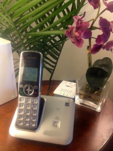 OBi 100 VOiP adaptor connected to a "traditional" telephone handset via ethernet.